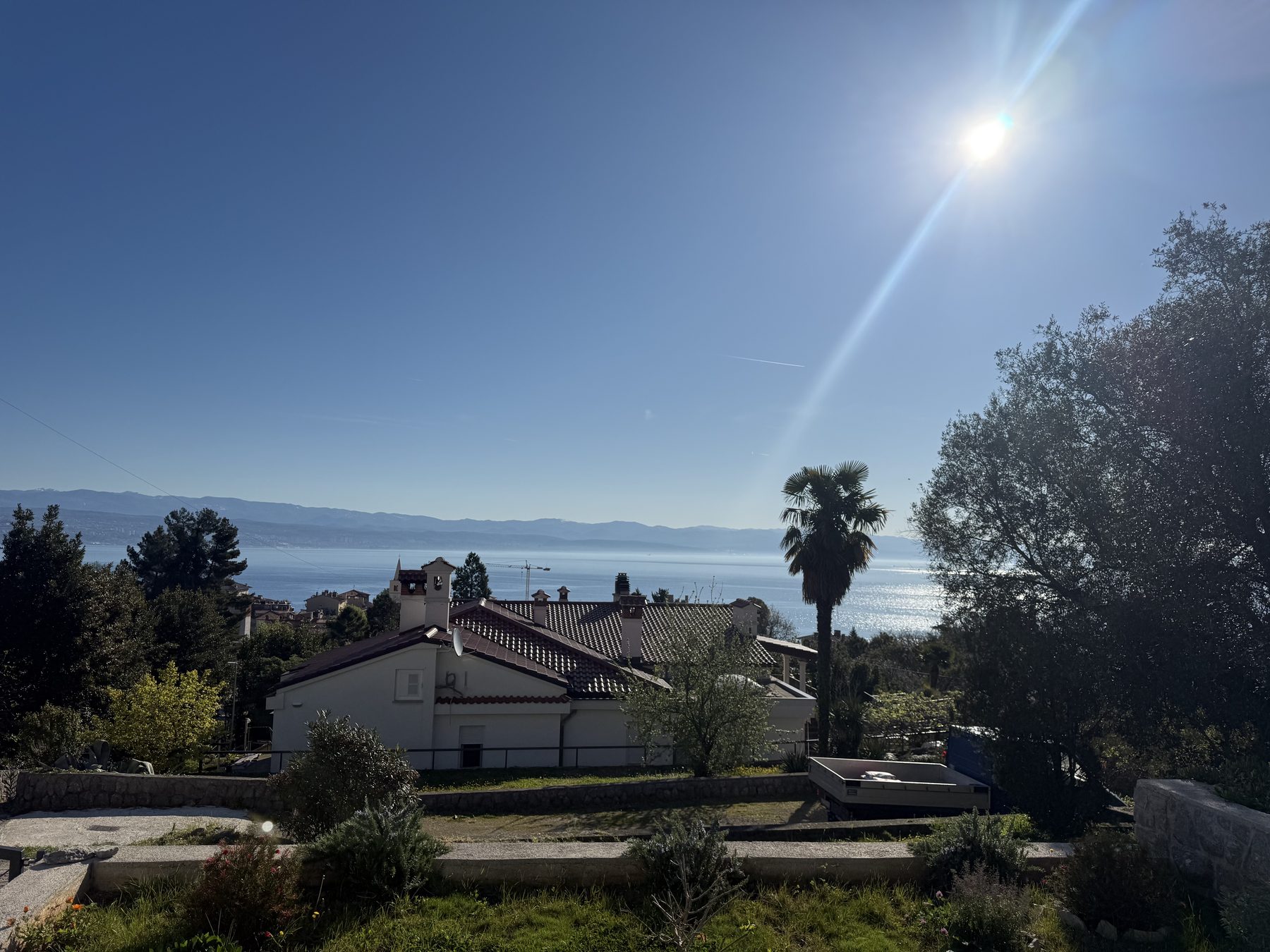 Blick auf die Adria vom Anahata Space Lovran an der Opatija-Riviera