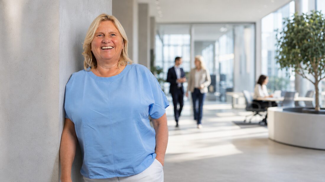 Gerlinde Pramer in modernem Büro