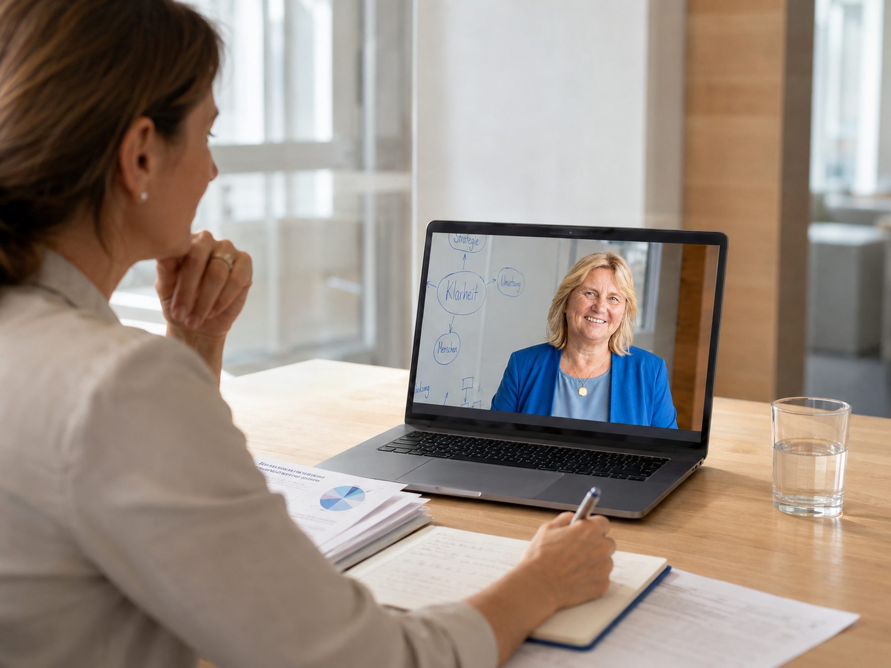 Teilnehmerin nimmt an einer Online Session mit Mag. Gerlinde Pramer teil